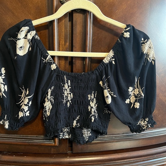 Urban Outfitters Black and White Smocked Puff Sleeve Crop Top - Picture 5 of 5